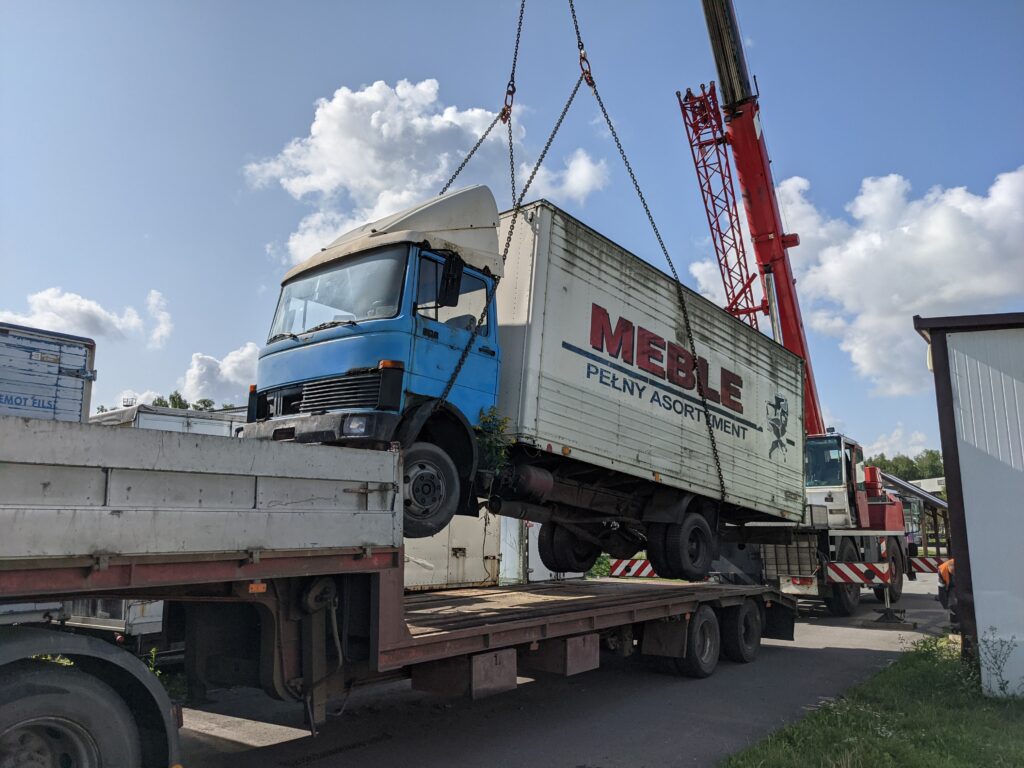 Ładowanie złomu dźwigiem